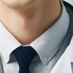 셔츠와 넥타이를 착용한 사람의 목 부분