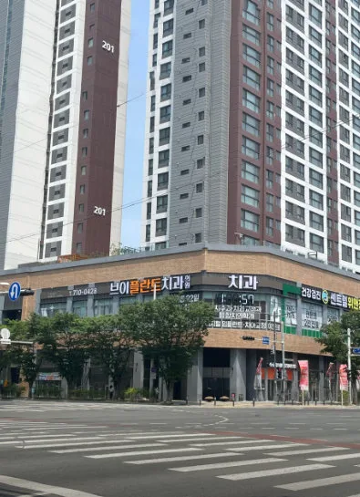 수성구에 위치한 건물 외관에 '브이플란트치과' 간판이 보이는 모습