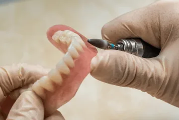 치과 기공사가 틀니를 다듬는 모습