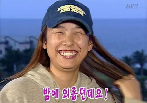 야구모자를 쓰고 활짝 웃는 여성 연예인의 얼굴 클로즈업 사진