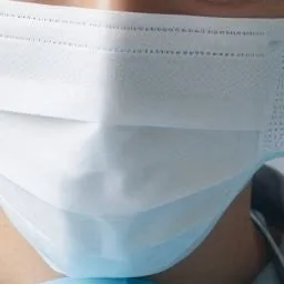 마스크를 착용한 치과 의사의 얼굴 하단 클로즈업